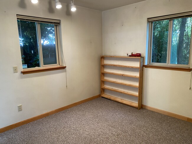 Building Photo - 277 N Dolphin St