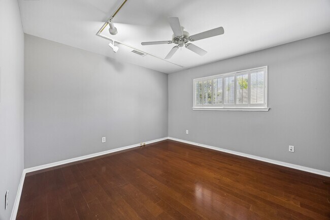 Building Photo - 5219 Loch Lomond Dr