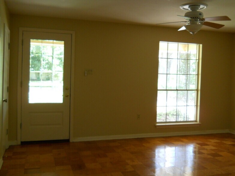 Building Photo - 620 Nelson Dr