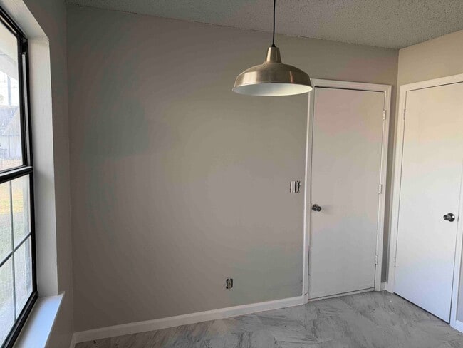 Building Photo - 2 Bedroom 1 Bath 1 Car Garage - Central Broken Arrow Location!