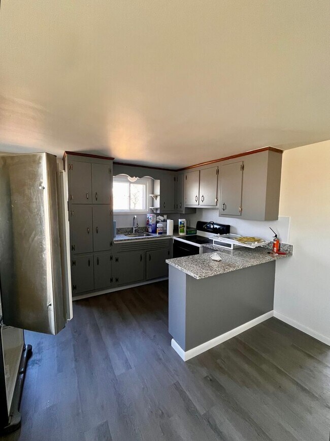 Building Photo - 4 Bed Single Family Home Available Now!