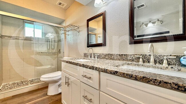 Building Photo - 2502 E Sahuaro Dr