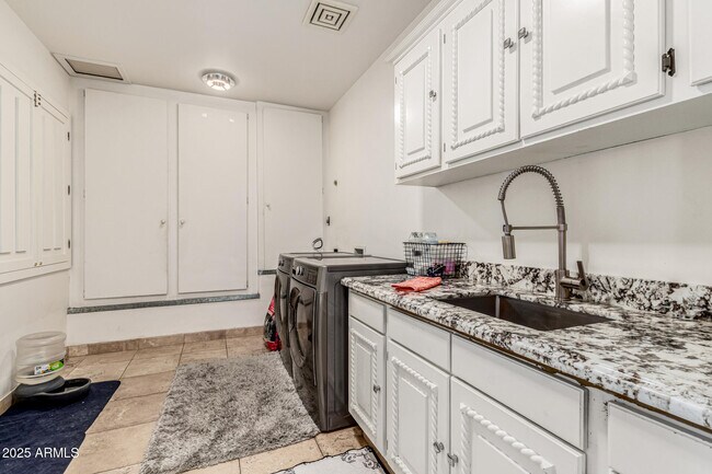 Building Photo - 6050 N Paradise View Dr