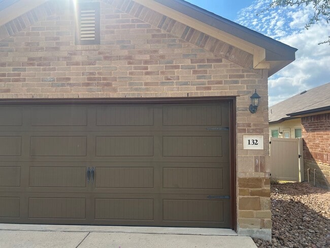 Building Photo - Luxury 3/2 duplex in NBTX