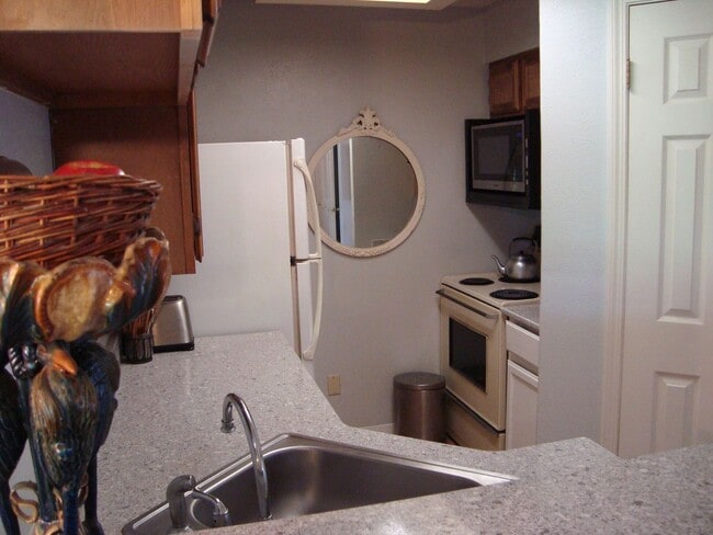 Building Photo - Top Floor FURNISHED 1 Bed/Office/Loft in P...
