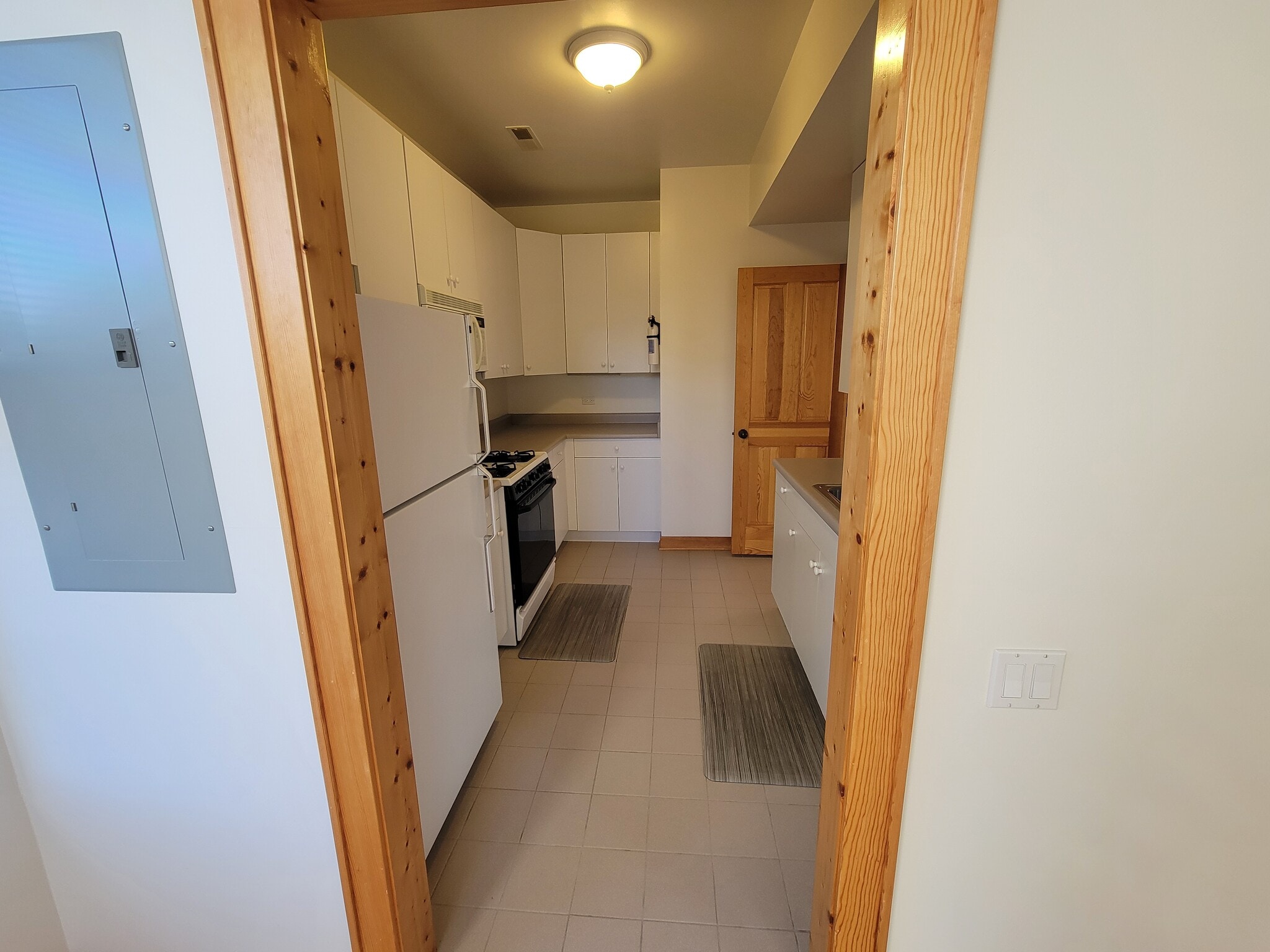 Kitchen - 2648 N Greenview Ave