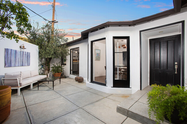 Building Photo - 1733 Sunset Plaza Dr