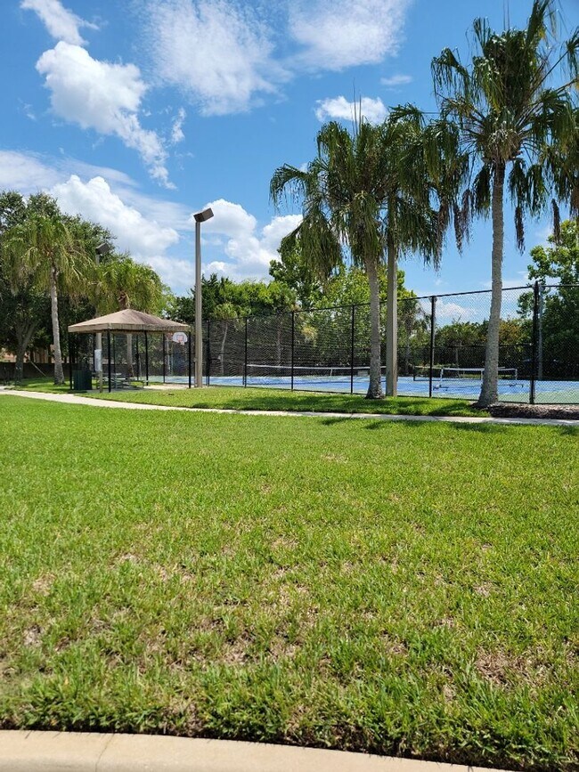 Building Photo - 3 Bedroom / 3 Bathroom - Tidelands