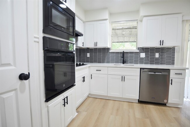 Building Photo - 536 Castlelake Dr