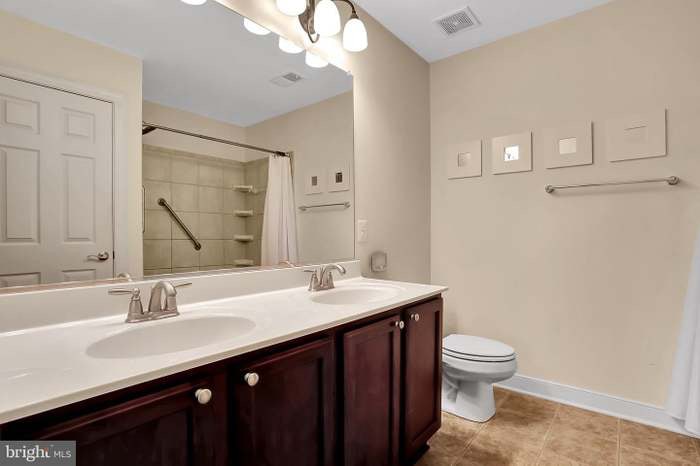 Building Photo - 515 Waterdale Dr