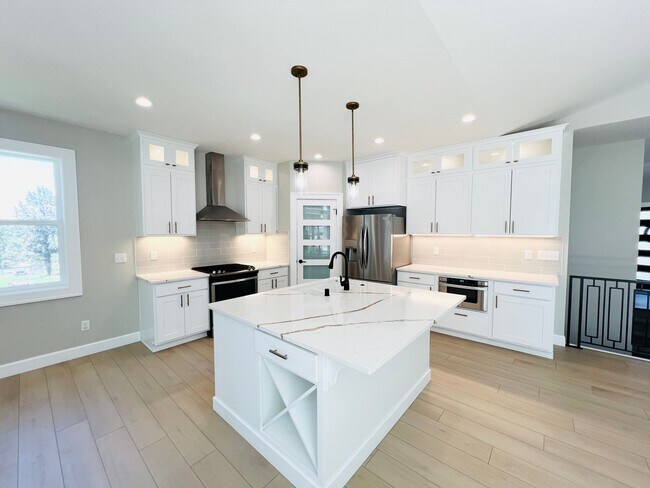 Building Photo - Luxury Rental