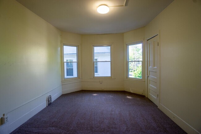 Building Photo - AVAILABLE 8/1/26  3 Story Townhouse On Qui...