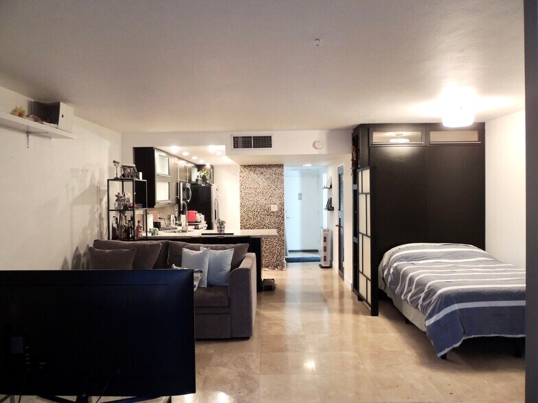 Living Room - 1000 West Ave
