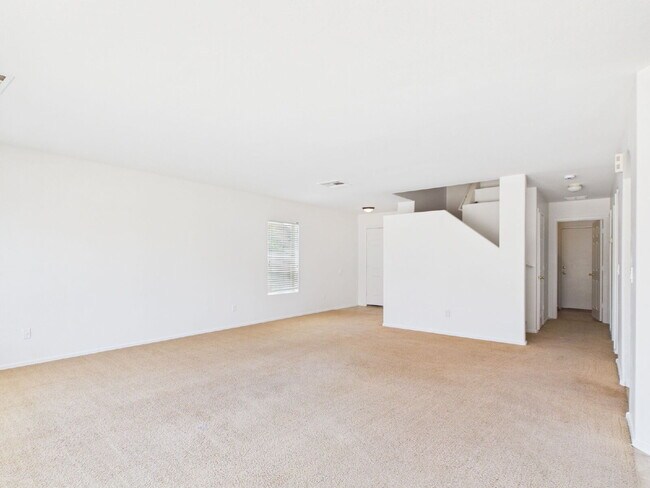 Building Photo - Spacious Heartland Ranch Beauty