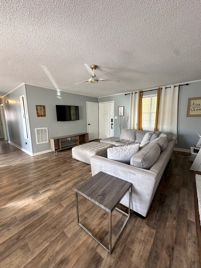 Building Photo - 400 Wesley Dr