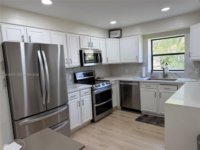 Building Photo - 491 Racquet Club Rd