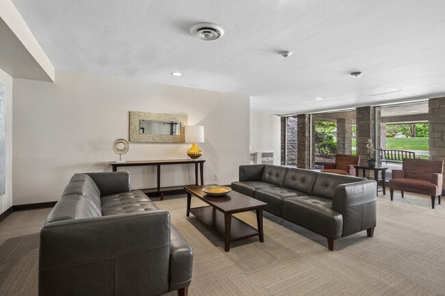 Building Photo - 400 Ascot Dr