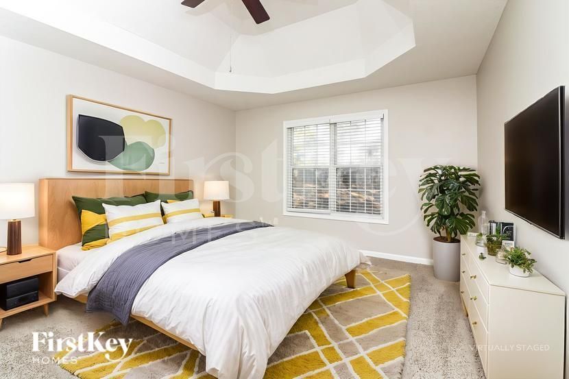 Building Photo - 5940 Seven Oaks Dr