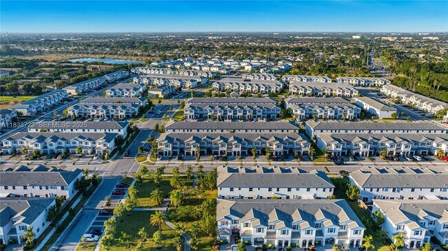 Building Photo - 2649 SE 13th St