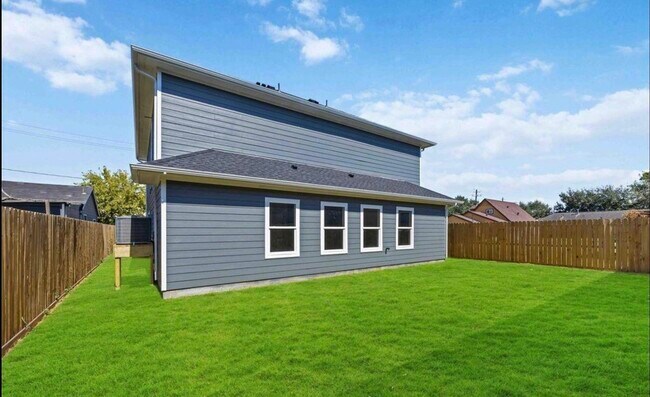 Building Photo - 4624 Mayflower St