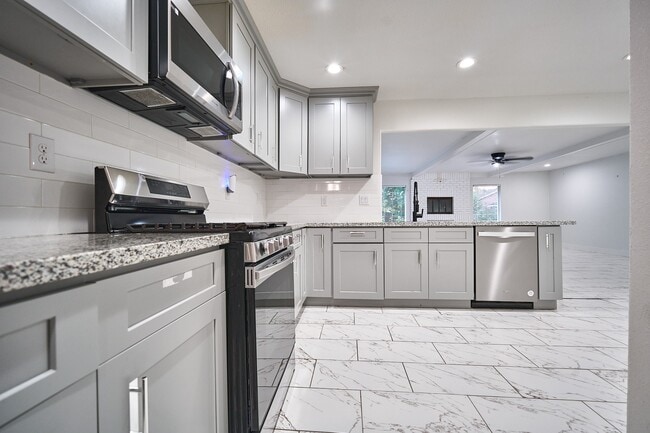 Building Photo - 5815 Hornwood Dr