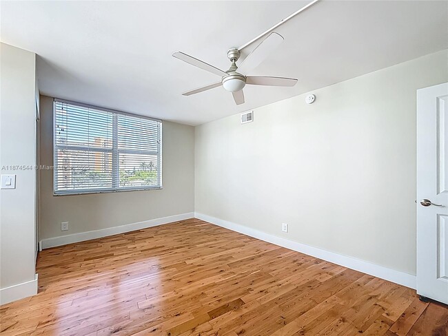 Building Photo - 401 N Riverside Dr