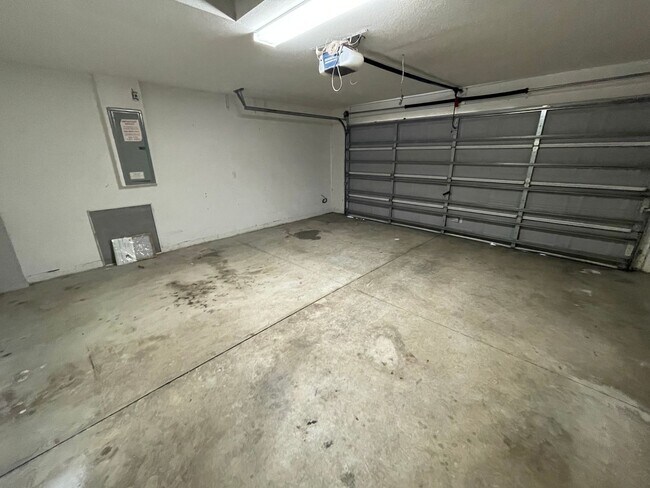 Building Photo - 3 Bed/2 Bath SFH in Silver Spring Shores! AVAILABLE NOW!