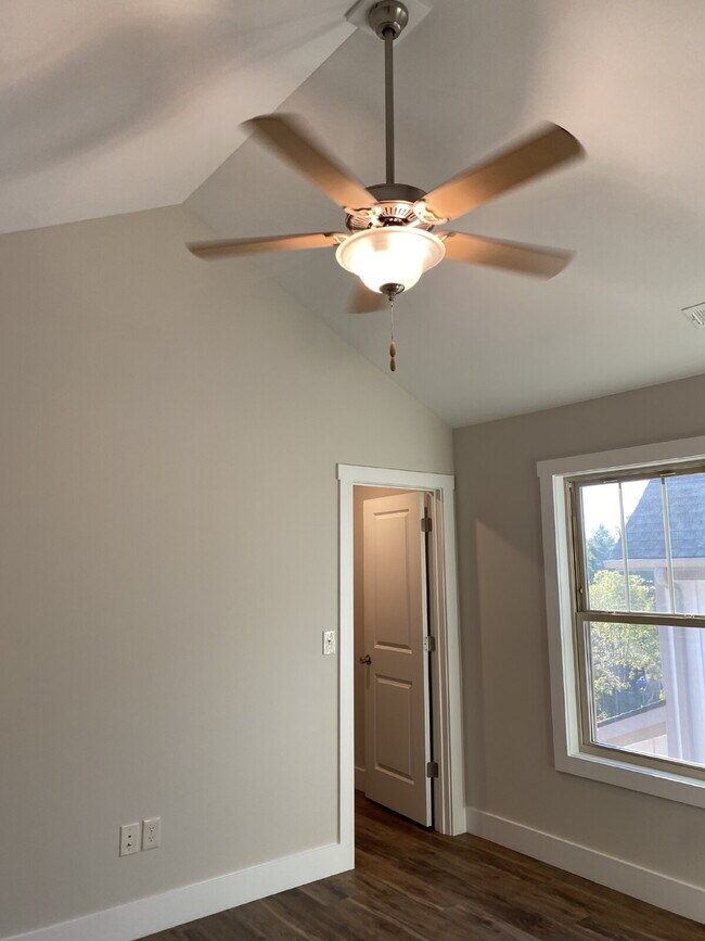 Building Photo - 2 Bed/2.5 Bath Home for Rent in Weaverville, NC