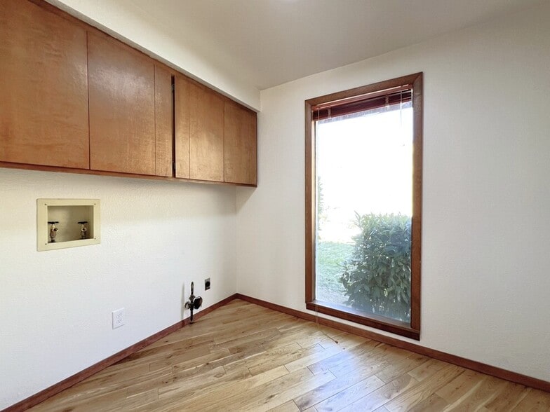 Building Photo - 2909 N Hillway Dr