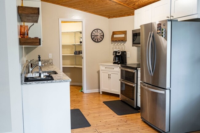 Building Photo - 12433 Cree Ln