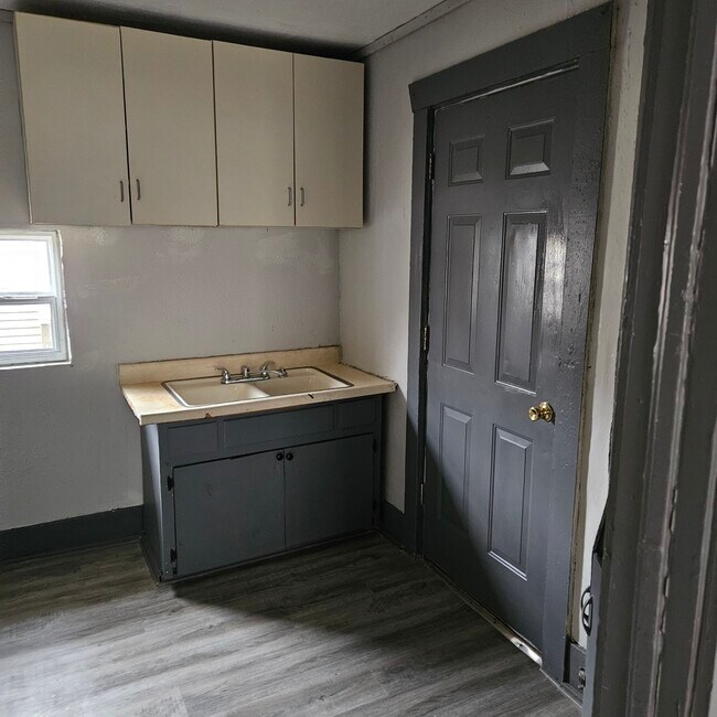 Kitchen - 1371 E Blaine St