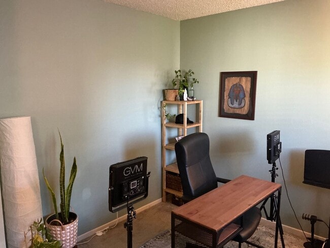 Building Photo - PERFECT COZY NEST