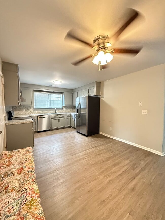 Building Photo - Charming 3 Bed 2 Bath home with ample yard...