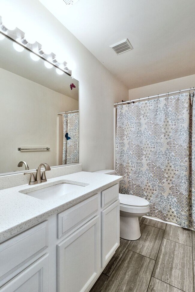 Building Photo - Beautiful 5 bedroom home in Grassfield Area of Chesapeake, VA