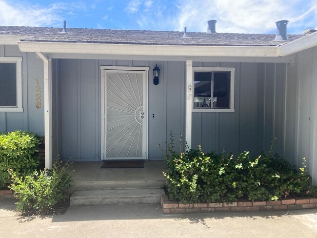 Building Photo - 1229 Eastridge Dr