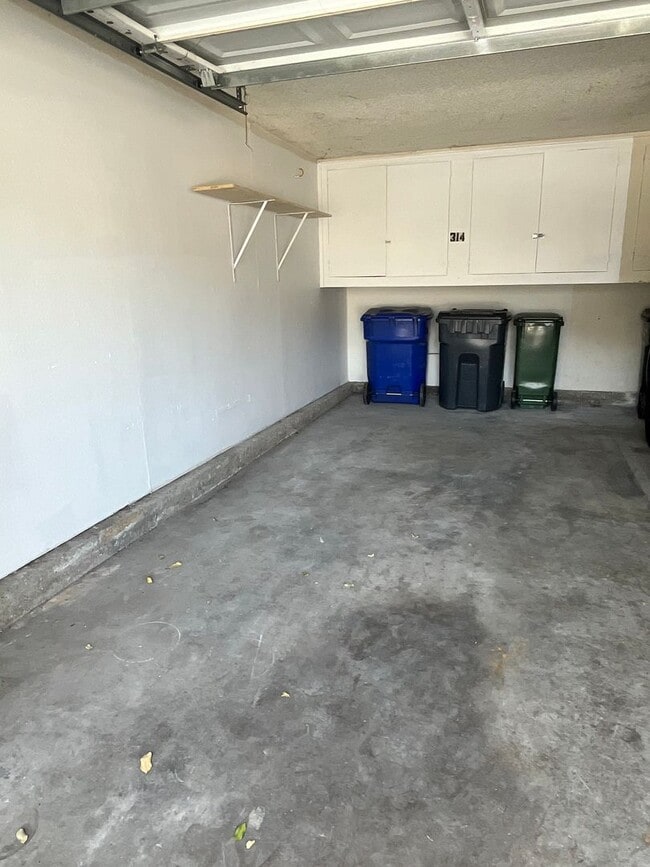 Building Photo - 3 bedroom - 1.5 bathroom single level