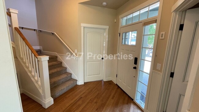 Building Photo - Stunning 4 BD | 2.5 BA Craftsman - Milwaukie