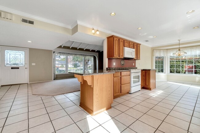 Building Photo - Charming Rossmoor Home