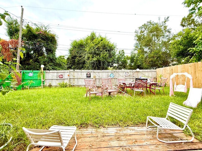 Building Photo - Bright & cozy 2bedroom 1bath home with out...