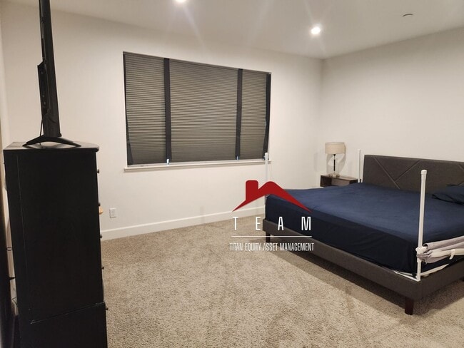 Building Photo - Great single story home with solar