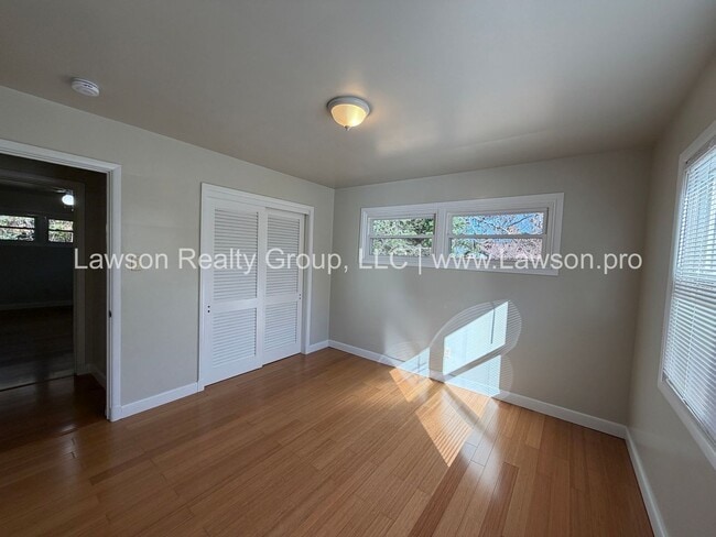 Building Photo - Beautiful Mid Century Modern Grandin Road Home