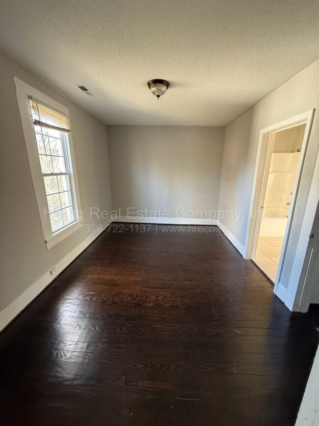 Building Photo - 1012 Apple St