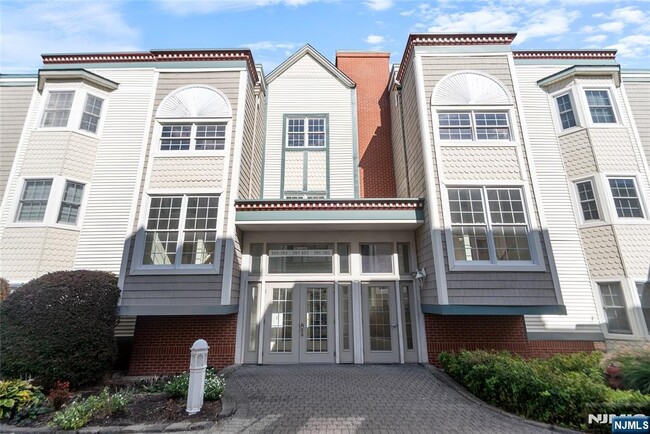 Building Photo - 302 The Promenade