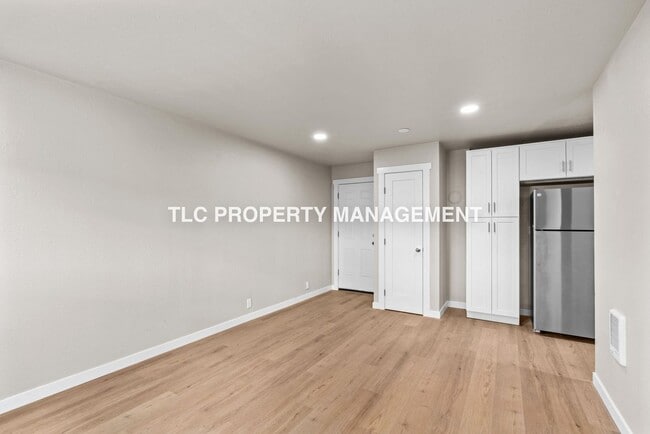Building Photo - 227 S 6th St