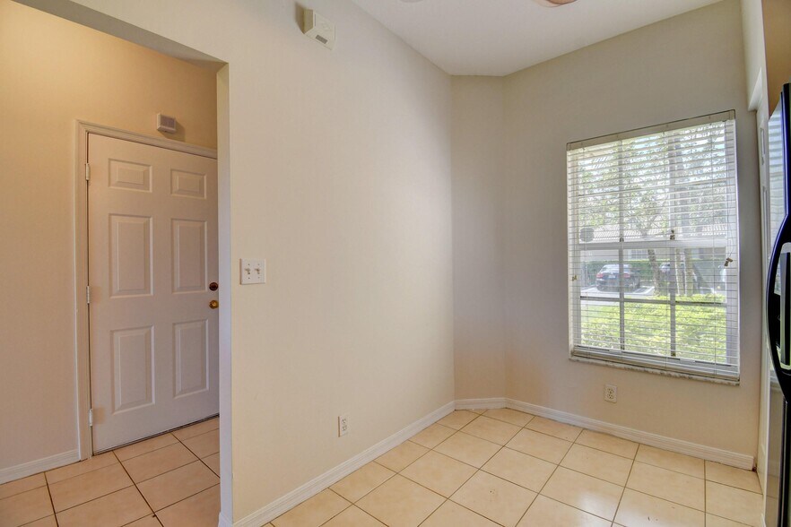 Building Photo - 6414 Park Lake Cir