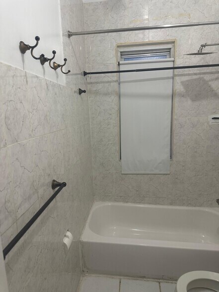 Bathroom - 157 E 40th St