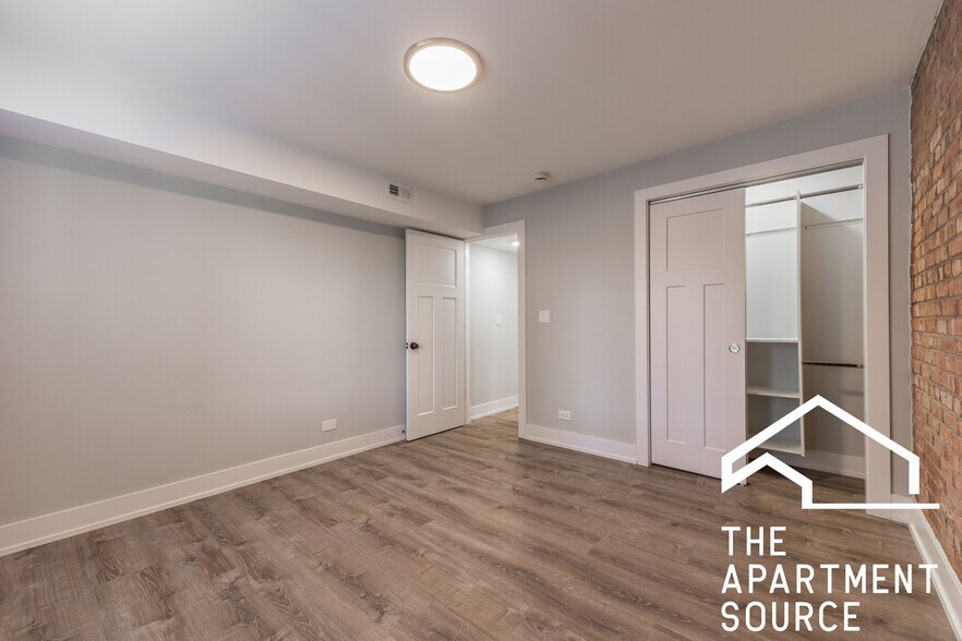 Building Photo - 1214 N La Salle Dr