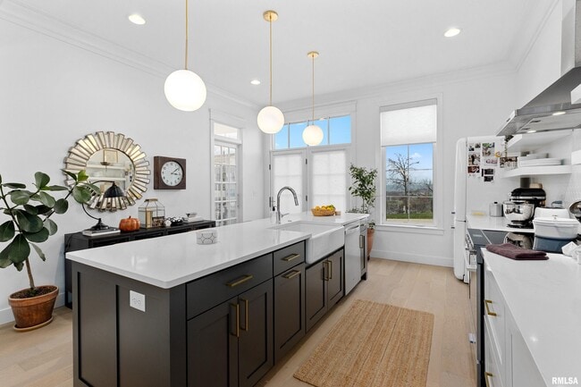 Building Photo - 824 W Moss Ave