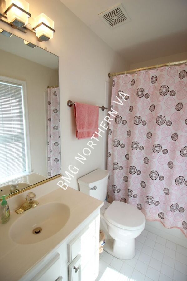 Building Photo - 2304 N Greenbrier Ct