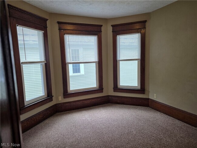 Building Photo - 407 N 10th St